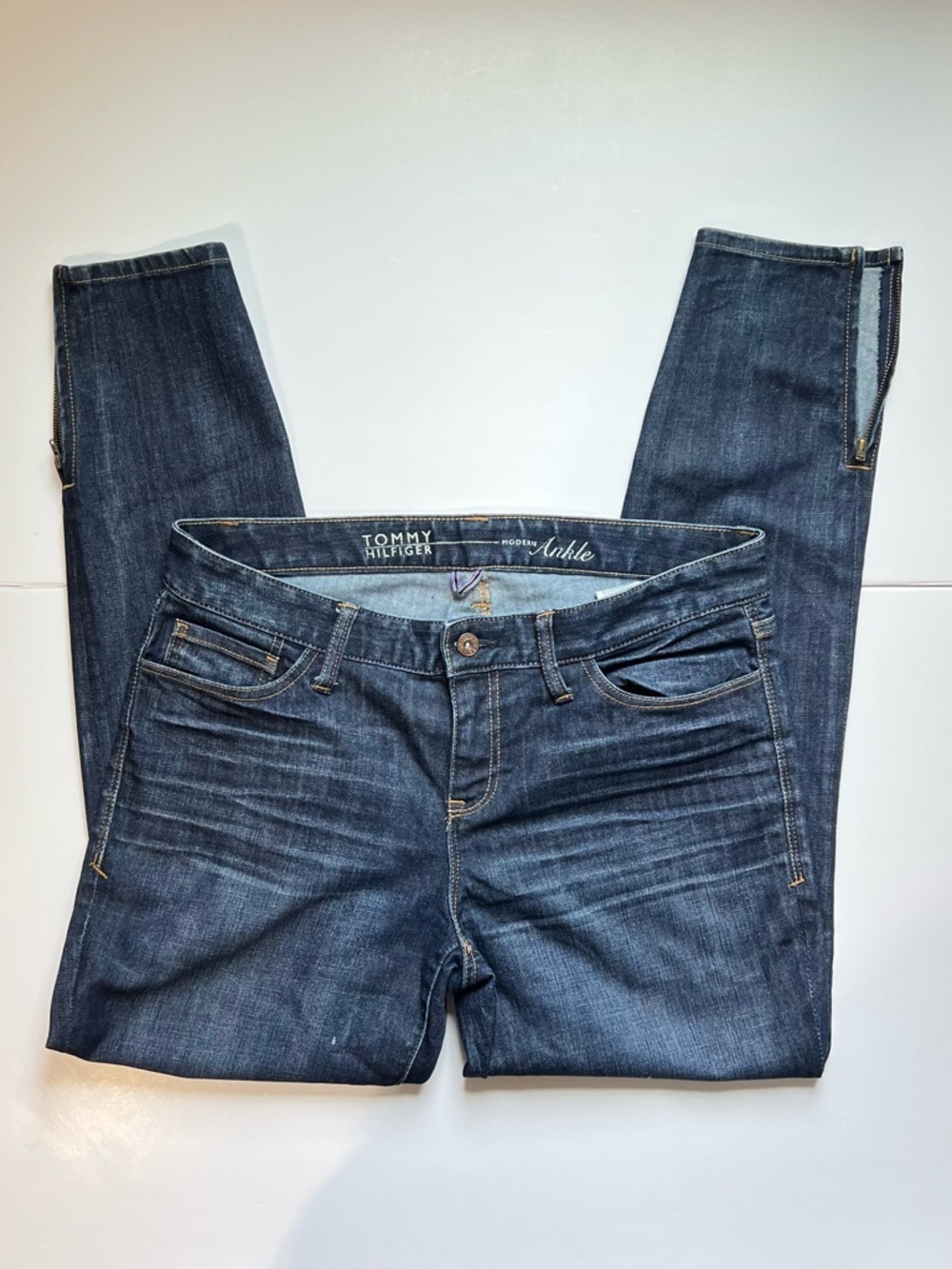 Tommy Hilfiger Blue Wash Ankle Jeans Size 10 Mid Rise Denim Summer Casual Jeans - Picture 2 of 9